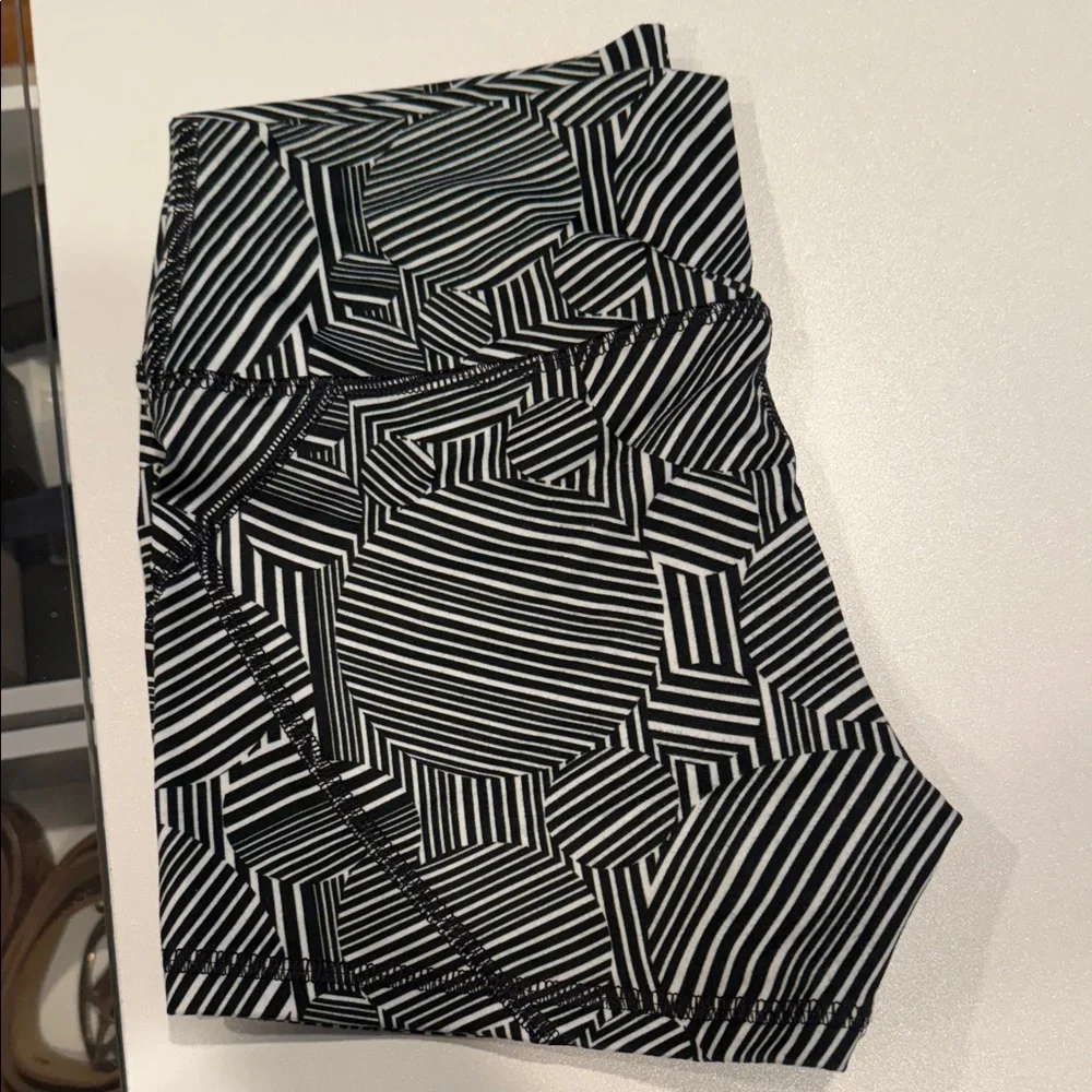 Fleo Women's Monochrome Geometric Athletic Shorts - Picture 6 of 7